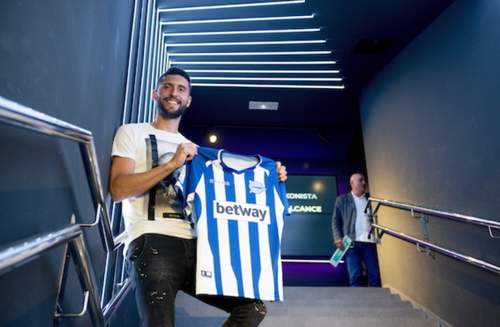 Borja Bastón posa con la camiseta del club albiazul. (Raul BOGAJO/FOKU)