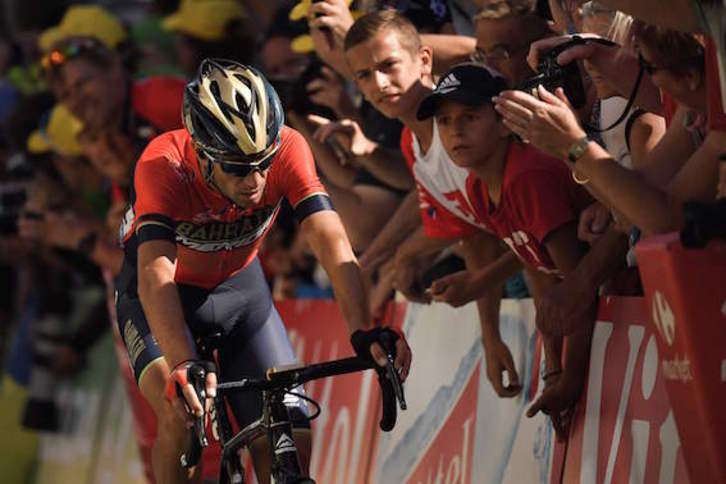 Vincenzo Nibali, en los últimos metros de la etapa que ha concluido en Alpe d'Huez. (Marco BERTORELLO/AFP)