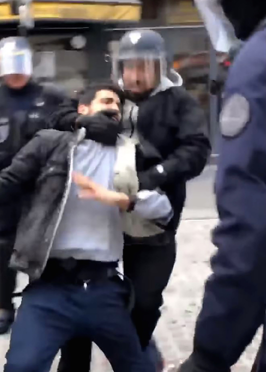 Imagen del vídeo en el que Alexandre Benalla, con casco policial, agarra al manifestante del cuello. (AFP)