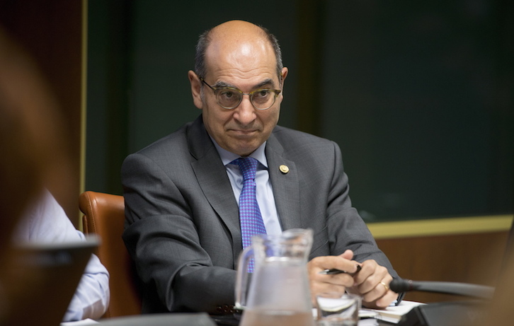 Jon Darpón, en su comparecencia de ayer en el Parlamento. (Raúl BOGAJO/FOKU)