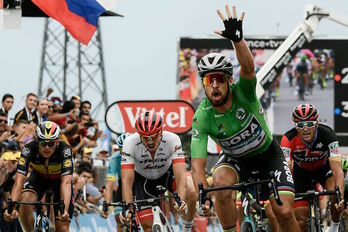 Sagan celebra su tercera victoria en este Tour. (Philippe LOPEZ / AFP)