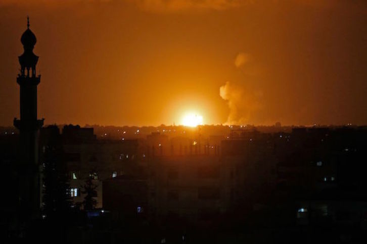 Bombardenos nocturnos en la Franja de Gaza. (Said KHATIB/AFP)
