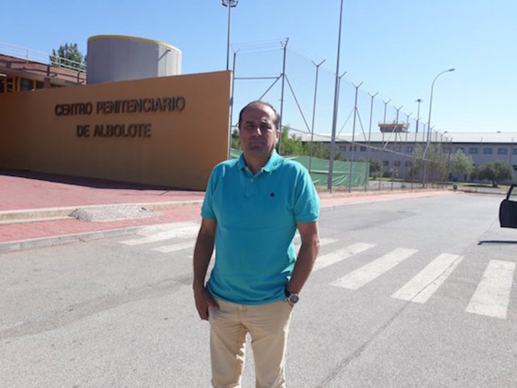 Agus Hernán, representante del Foro Social, a las puertas de la prisión de Albolote. (@ForoSoziala)