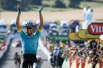 Omar Fraile celebra su victoria en la meta de Mende. (Philippe LOPEZ / AFP)