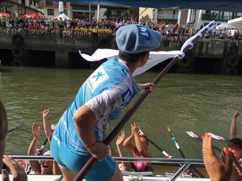 La patrona de San Juan ondea la bandera conseguiida. (@actraineras)