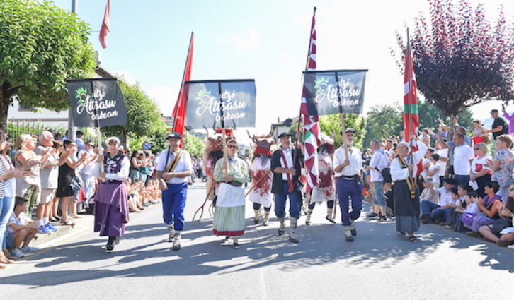 Padres y madres de Altsasu, en la cabecera del desfile de Baztandarren Biltzarra. (Idoia ZABALETA/FOKU) 