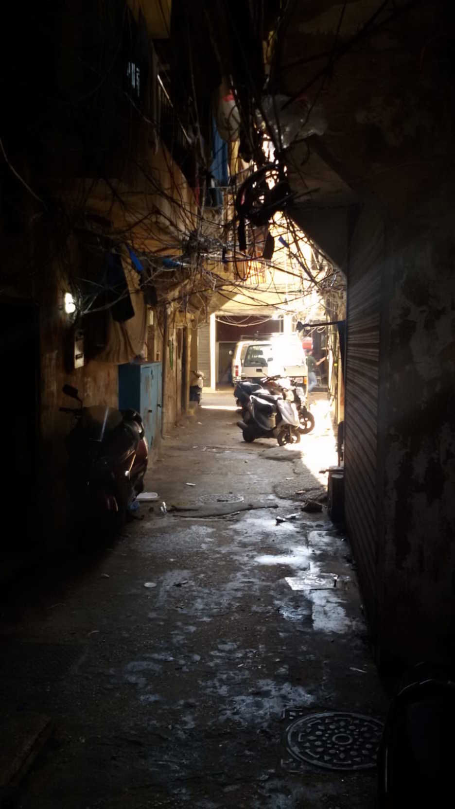 Kiratsa, aglomerazioa, beroa eta zarata nagusi dira Shatilan. Kiratsa, aglomerazioa, beroa eta zarata nagusi dira Shatilan.