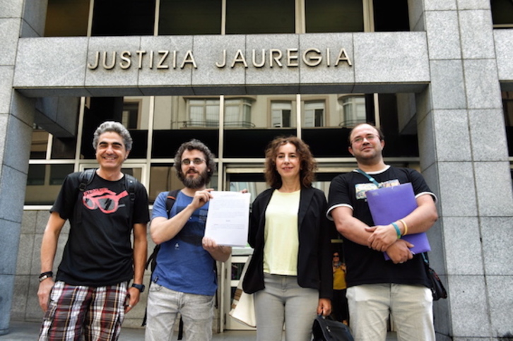 LABeko eta ESK-ko ordezkariak, Fiskaltza Nagusian. (Marisol RAMIREZ/FOKU)