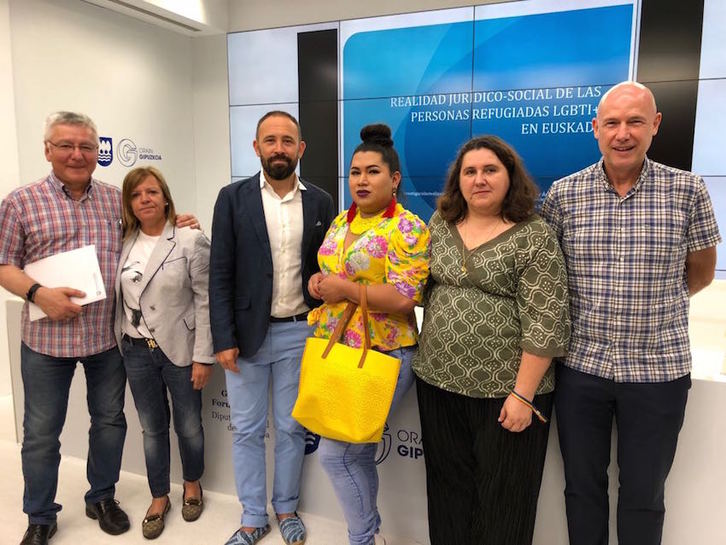 Denis Itxaso, junto a la coordinadora de Gehitu, el exararteko Lamarca, la autora del estudio y un refugiado y una refugiada hondureña. (GIPUZKOAKO ALDUNDIA)