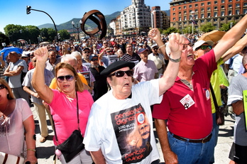 Movilización de pensionistas ante el Ayuntamiento de Bilbo. (FOKU)