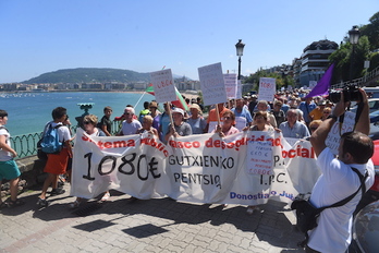 Los pensionistas de Gipuzkoa se han manifestado hasta el Palacio Miramar. (Jon URBE/FOKU)
