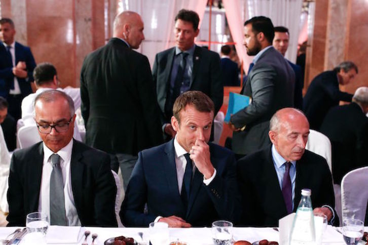 Macron, en el centro, junto a Collomb, con Benalla al fondo. (Benjamin CREMEL/AFP)
