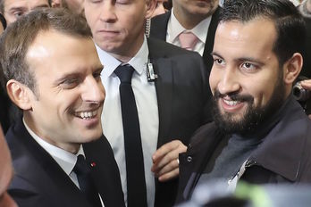 El presidente Emmanuel Macron junto a Alexandre Benalla, en febrero. (Ludovic MARIN/AFP)