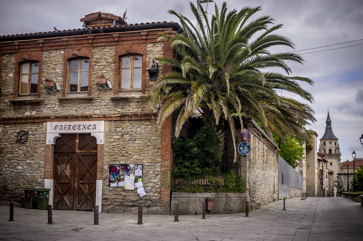 Gaztetxea eta Santa Maria Katedrala atzean. FOKU