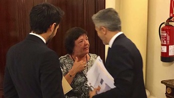 La consejera Beaumont y el ministro Marlaska se saludan en la reunión celebrada en Madrid. (GOBIERNO DE NAFARROA)