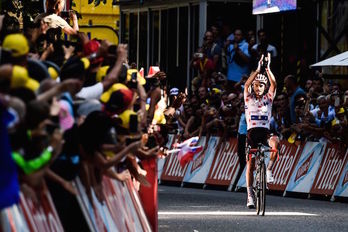 Julian Allaphillippe, que está completando un Tour memorable, celebra su segunda victoria de etapa. (Philippe LOPEZ /AFP)