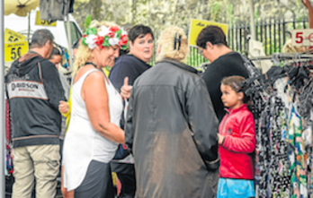 Euri zaparrada azkarrak izan ziren Baionan eta jende gutxiago ibili zen. (Isabelle MIQUELESTORENA)