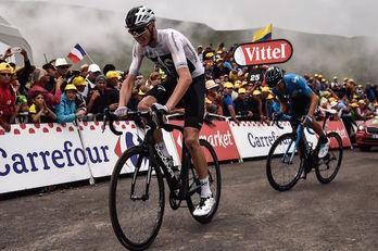 Froome, que ha perdido casi un minuto respecto a Thomas, llega a meta junto a Mikel Landa. (Marco BERTORELLO / AFP)