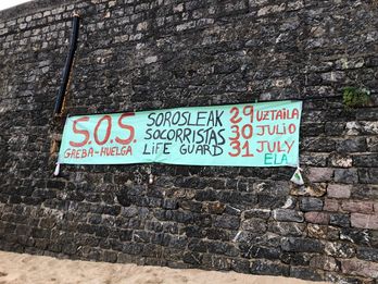 Pancarta informando de la huelga en la playa donostiarra de Ondarreta. (ELA Donostia)