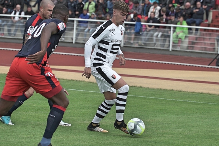 Brandon Thomas controla un balón en un encuentro con el Stade Rennais. (www.staderennais.com)