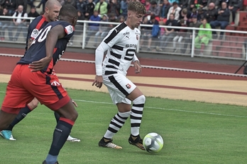 Brandon Thomas controla un balón en un encuentro con el Stade Rennais. (www.staderennais.com)