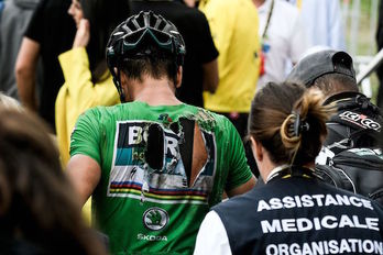 La espalda de Sagan muestra las consecuencias de su caída. ( PHILIPPE LOPEZ / AFP)
