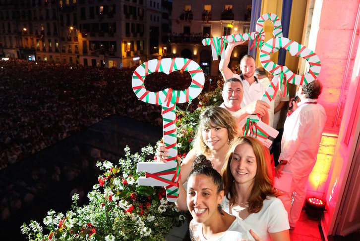 Las tres llaves, listas para ser arrojadas desde el balcón. (POOL)