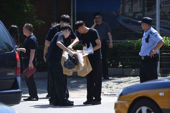 Policías en el exterior de la embajada de EEUU en Pekín. (Greg BAKER/AFP)