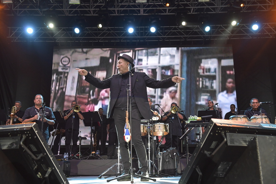 Ruben Baldesek bere egin zuen Zurriolan bildutako jendetza. (Idoia ZABALETA / FOKU)