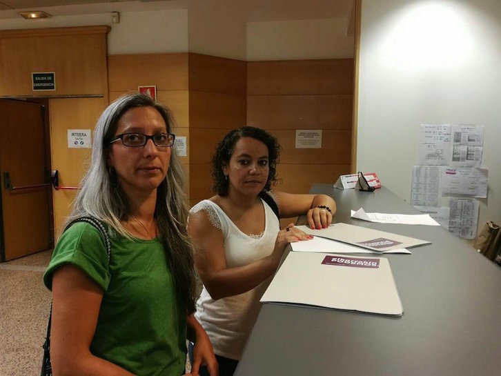 Las representantes de Podemos Eneritz de Madariaga y Tinixiara Guantxe han registrado la denuncia ante la Fiscalía de Bizkaia. (@PodemosEuskadi_)