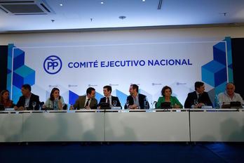 Pablo Casado, con los nuevos miembros de la Ejecutiva del PP, entre ellos Javier Maroto. (Pau BARRENA/AFP)