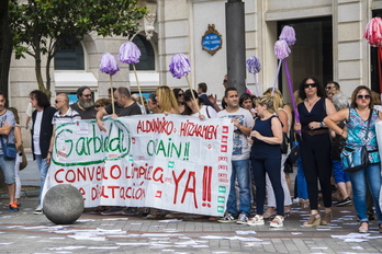 Protesta de trabajadoras de limpieza ante la Diputación. (June PRIETO / FOKU)