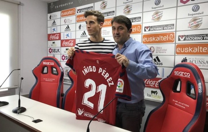 Íñigo Pérez, en su presentación como jugador rojillo. (OSASUNA)
