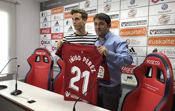 Íñigo Pérez, en su presentación como jugador rojillo. (OSASUNA)