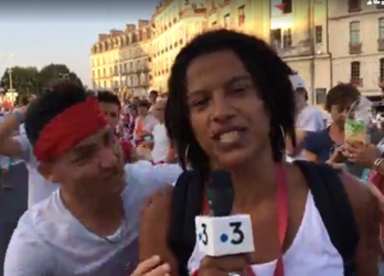 Momento en el que el joven trata de besar a la periodista.