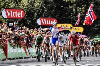 Arnaud Démare celebra su victoria en Pau. (Jeff PACHOUD / AFP)