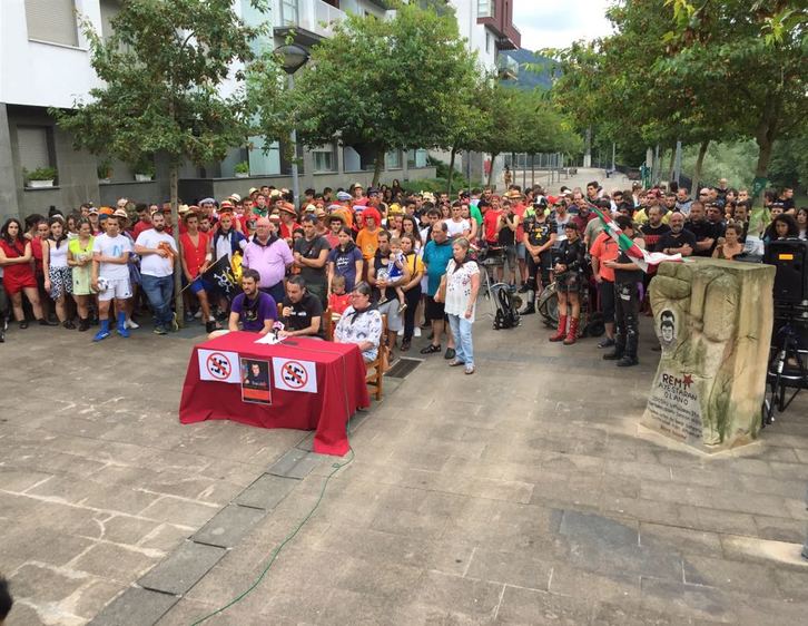 Comparecencia para denunciar la pintada fascista en el monolito de Remi Ayestaran. 