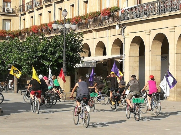 Los participantes en la marcha, en la Plaza de Nafarroa de Tafalla. (@MartxeloDiaz)