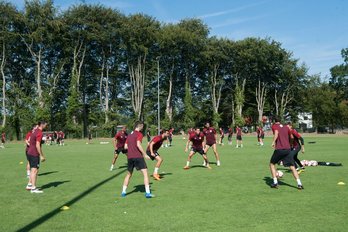 Zuri-gorriek azken lan saioa egin dute ostiral honetan Herbereetako De Lutte herrian. (@AthleticClub)