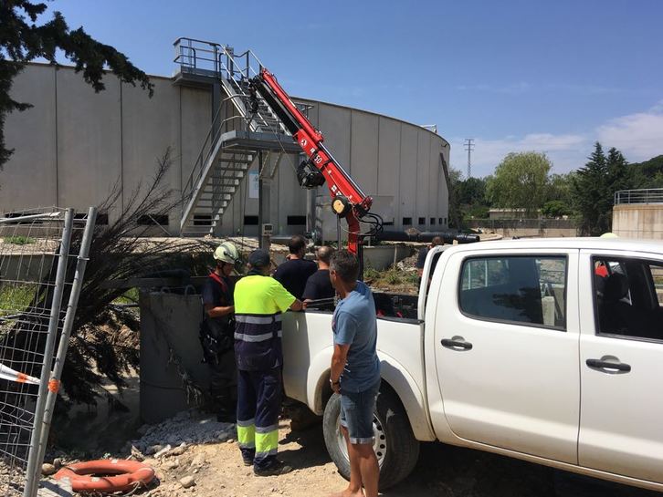 Operación de rescate de los cuerpos a cargo de los bomberos. (@bomberos_na)
