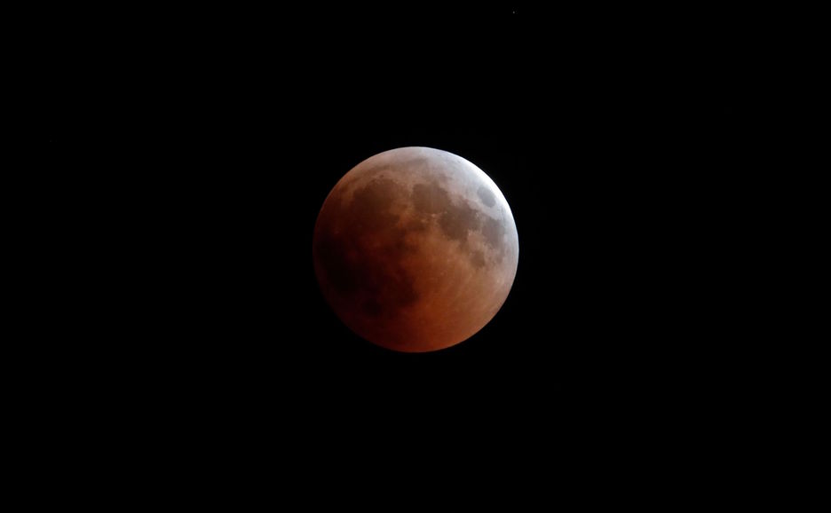La luna de sangre, vista desde Chipre. (Amir MAKAR / AFP)