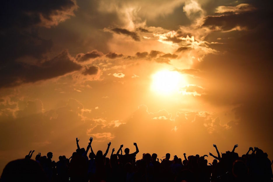 Un numeroso grupo observa con entusiasmo el fenómeno. (Tobias SCHWARZ / AFP)