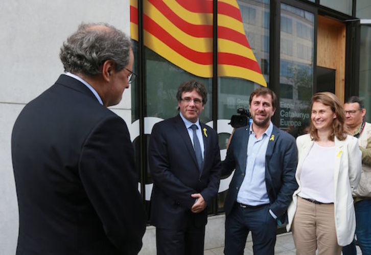 Puigdemont y Torra, entre otros, frente a la delegación de la Generalitat en Bruselas. (John THYS/AFP)