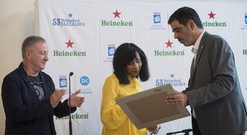 Stallings recibe el premio a manos del alcalde donostiarra, Eneko Goia. (Jon URBE/FOKU)