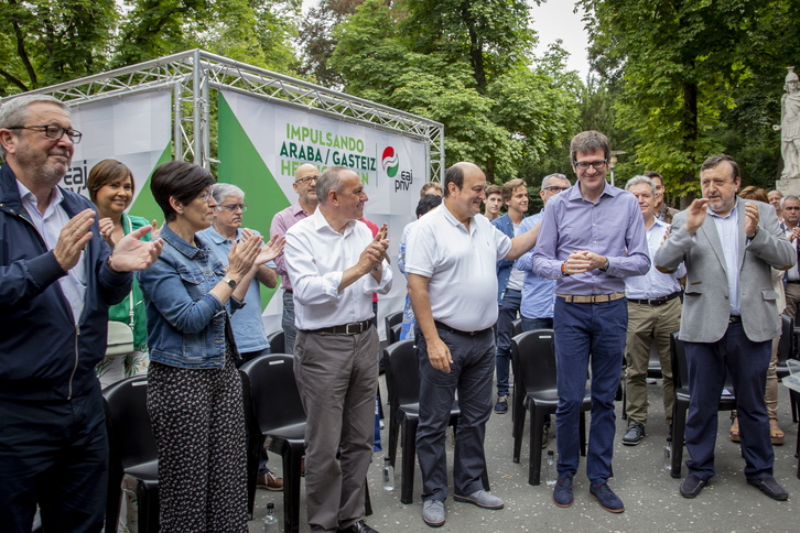 Ortuzar entre Ramiro Gonzalez y Gorka Urtaran, que repetirán como candidatos el año que viene. (Endika PORTILLO/AFP)