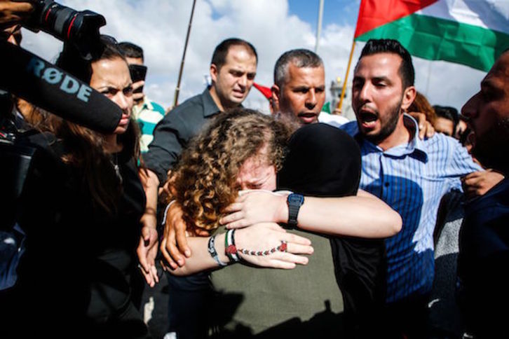 Tamimi abraza a una allegada suya a la salida de prisión. (Abbas MOMANI/AFP)