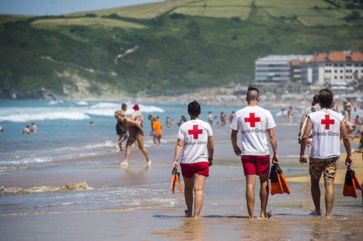 Socorristas, de servicio en la playa de Zarautz. (Gorka RUBIO/FOKU)