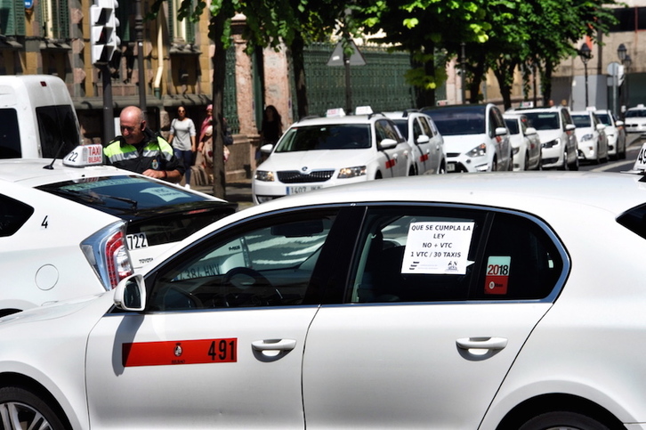 Protesta de taxistas en Bilbo, esta mañana. (FOKU)