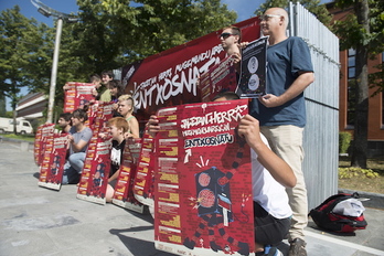 Txosna batzordeko hainbat kide, egitarauaren aurkezpenean. (Raul BOGAJO/FOKU)