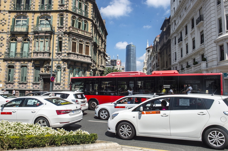 Protesta de los taxistas en el centro de Bilbo. (Marisol RAMIREZ / FOKU)